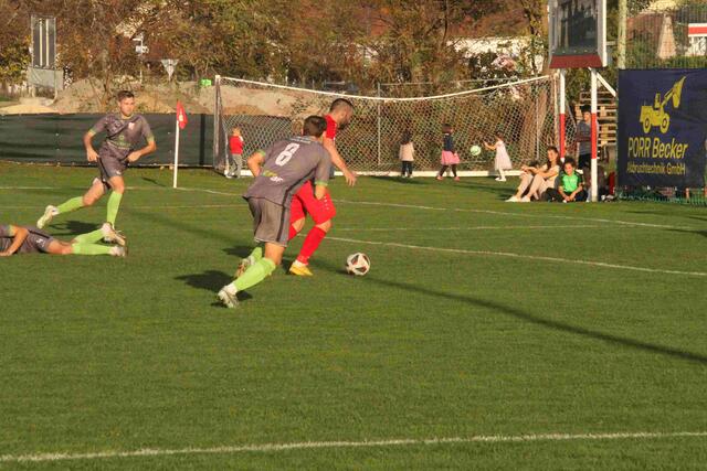 Gästeverteidiger Skrbin rutsch aus - Paudits schnappt sich die Kugel und schießt zum 2:1 ein (71.).