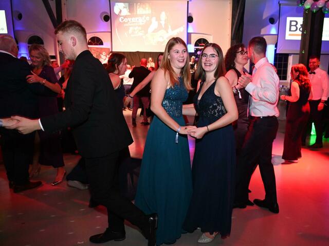 HLW-Schülerinnen Lisa Mayer und Theresa Auer beim Tanzen im Ballsaal  | Foto: Bettina Seidl