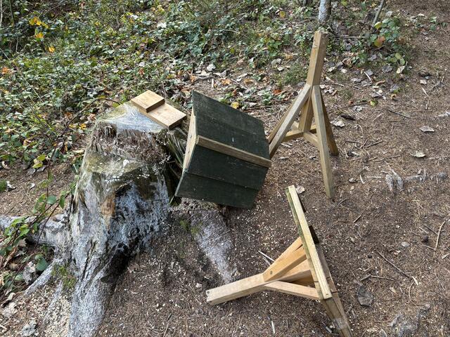 Trauriger Anblick: Am Rinner Waldspielplatz wurde das Vogelhäuschen von Unbekannten zerstört. | Foto: Kendlbacher