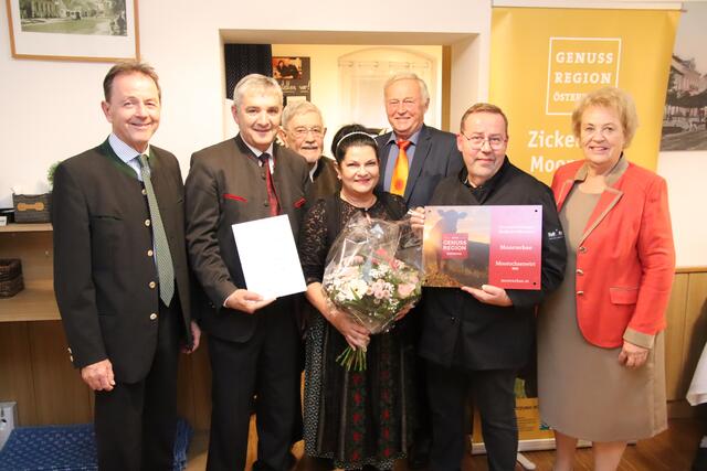Gastgeber Raimund Schmidinger (2. von rechts) und seine Frau Elisabeth (Mitte) wurden zu "Moorochsenwirten des Jahres" befördert. | Foto: Martin Wurglits