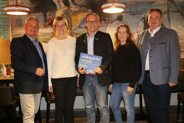 Der amtierende NÖAAB-Vorstand mit Herbert Gschweidl, Maria Aufegger, Obmann Stefan Keusch, Silvia Neuhold und Manfred Daniel (v.l.) wurde bestätigt. | Foto: Reinhard Litschauer