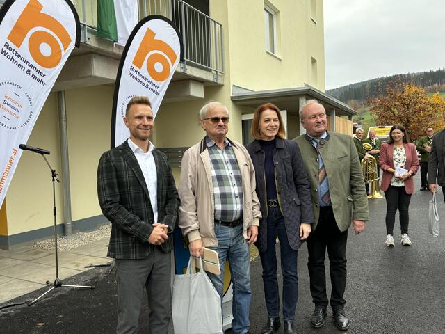 Die offizielle Schlüsselübergabe fand vor dem zukünftigen Zuhause der neuen Mieterinnen und Mieter statt.  | Foto: Koidl