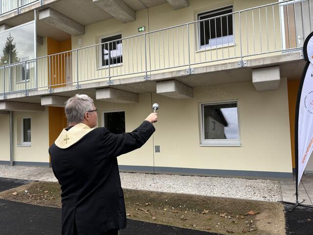 Pfarrer David Schwingenschuh segnete das Wohnhaus in der Grazer Straße 64d.  | Foto: Koidl