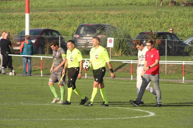 Gregor Wagner von BHL Wagner, Markt Neuhodis begleitet als Ballspender die Mannschaften auf das Spielfeld.