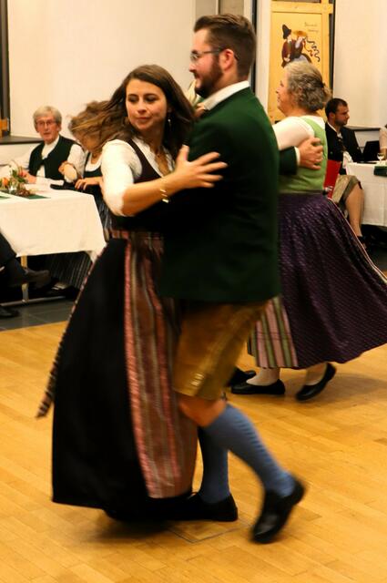 Schwungvoll geht der Trachtenball an
