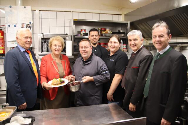 Die Genuss-Gala mit Fleisch der Zickentaler Moorochsen bereitete Raimund Schmidinger (3. von links) für Gäste aus Politik und Landwirtschaft vor. | Foto: Martin Wurglits