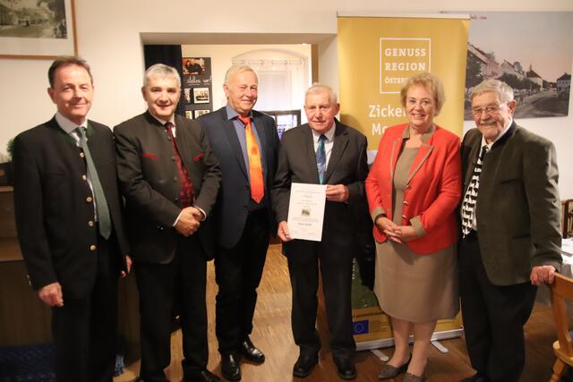  Karl Sinkovits aus Heugraben (3. von rechts) wurde ehrenhalber zum "Ochsen-Göd" ernannt. | Foto: Martin Wurglits