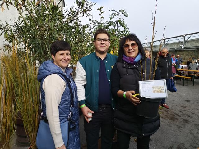 Vizebürgermeisterin von Zemendorf, Karin Perger (1.v.r.), mit Mark Perger und Maria Fröch genossen das Kulinarium bei herrlichem Wetter.
