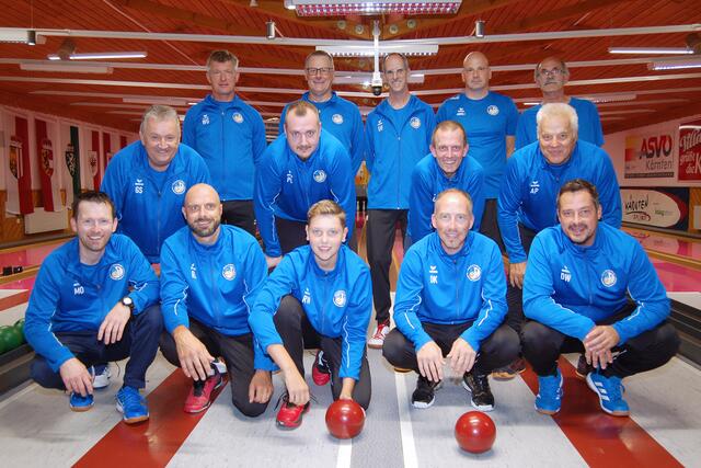 KSK Klagenfurt-Magdalensberg
Hintere Reihe von links: Walter Gruber, Obmann Werner Rössler, Günter Wiederin, Andrej Lahovec und Ilija Lamesic;
mittlere Reihe von links: Günter Snieder sen., Patrick Geier, Günter Snieder jun. und Adolf Pichler
vorne hockend von links: Martin Oberrauner, Roman Leitner, Rafael Waldhauser, Dominik Konec und Sportkapitän Daniel Waldhauser
