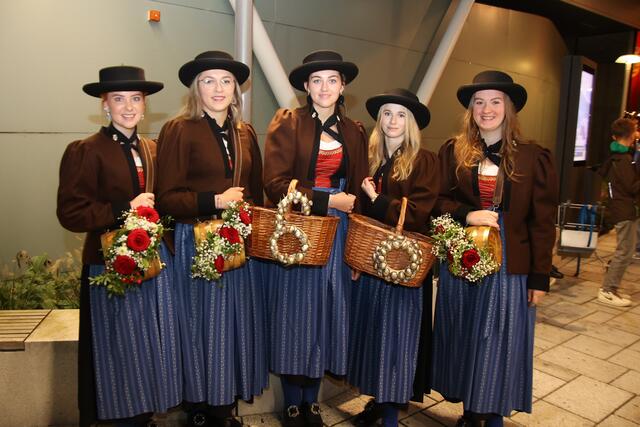 Musikkapelle mit fünf Marketenderinnen: Laura, Anna, Leonie, Amelie und Christina beim Jubiläumsauftakt.