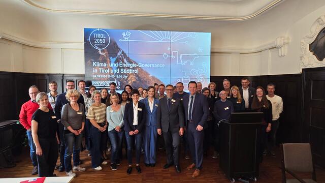 VertreterInnen aus Tirol und Südtirol tauschten sich in Sachen Klimaschutz und Klimawandelanpassung in Innsbruck aus. | Foto: Land Tirol/Knabl