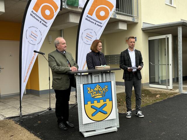 Offizielle Schlüsselübergabe: Langenwangs Bürgermeister Rudolf Hofbauer, Wohnbaulandesrätin Simone Schmiedtbauer und der Obmann der Siedlungsgenossenschaft Mario Kleissner.  | Foto: Koidl