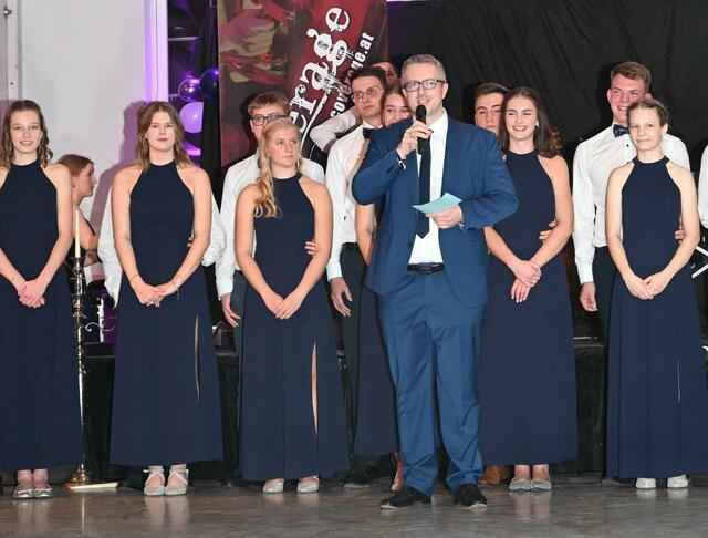 Mag. Stefan Plasser eröffnete den Maturaball der HLW Braunau zum ersten Mal als Schulleiter  | Foto: Bettina Seidl
