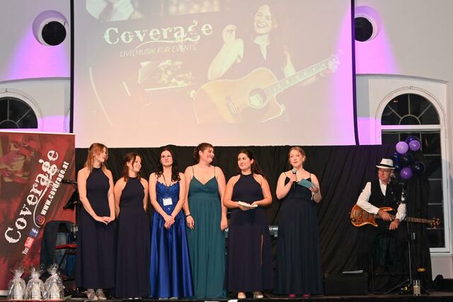 Das Ballkomitee des HLW-Balls begrüßt die Gäste (v.li.): Emmely Hörantner, Lilly Wagenhammer, Isabella Priewasser, Anna Albrecht, Melanie Feuchtenschlager und Paulina Podesser | Foto: Bettina Seidl