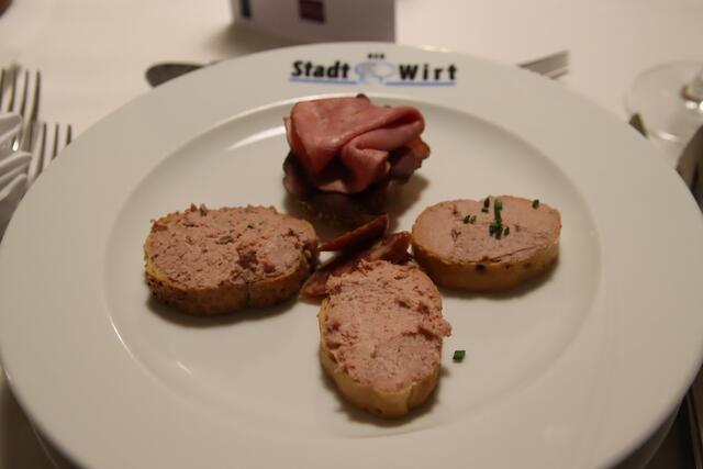 Fingerfood aus Schinken, Leberaufstrich und Verhackertem. | Foto: Martin Wurglits