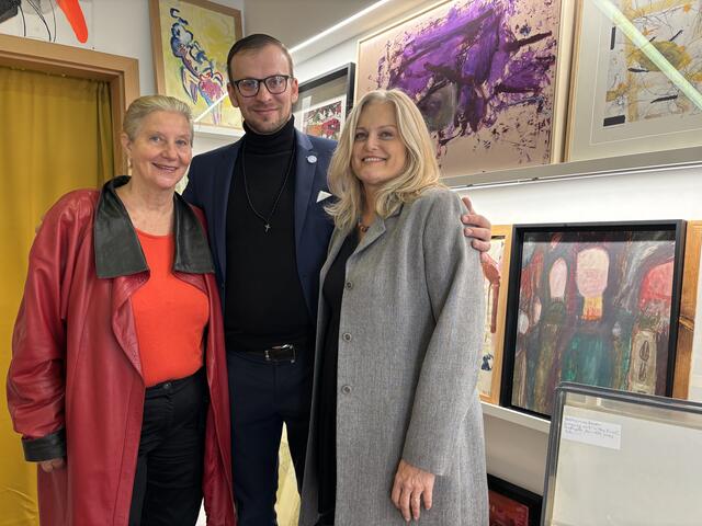 Galeristin Petra Werkovits empfing viele Freunde und Bekannte im Rahmen der Ein-Jahresfeier ihrer Galerie21 in Jennersdorf.  | Foto: Elisabeth Kloiber