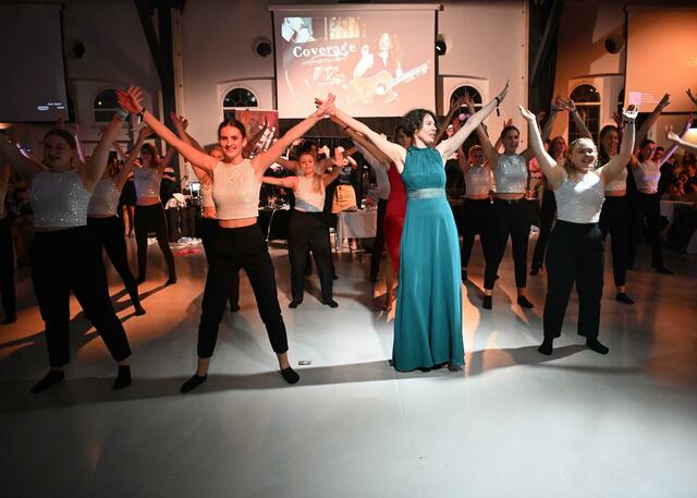 Einige Lehrerinnen (im Bild Mag. Edith Neubauer und MMag. Carina Riegler) tanzten bei der Mitternachtseinlage mit  | Foto: Bettina Seidl