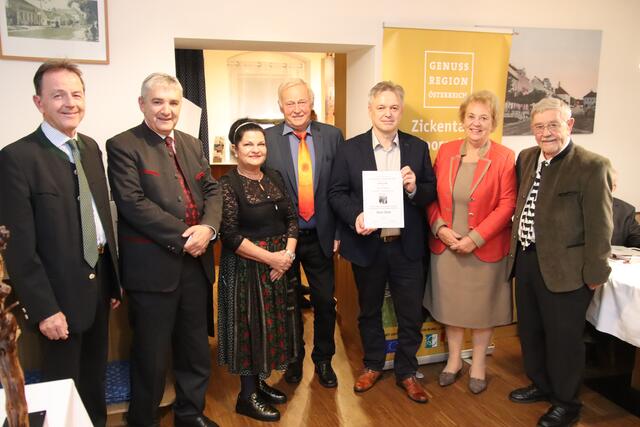 Gastronom Thomas Supper aus Rohr (3. von rechts) wurde ehrenhalber zum "Moorochsen-Paten" ernannt. | Foto: Martin Wurglits