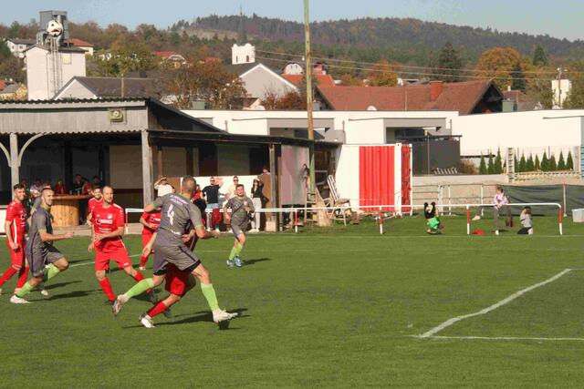 Nach herrlicher Flanke in die Box vollstreckt Skrbin zum 1:0 für die Gäste aus Loipersdorf -Kitzladen (8.).