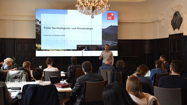 Im Rahmen der Veranstaltung wurde die Tiroler Nachhaltigkeits- und Klimastrategie vorgestellt. | Foto: Land Tirol/Knabl