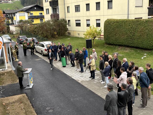 Blick von oben: die offizielle Schlüsselübergabe für die neuen Wohnungen der SG Rottenmanner in der Grazer Straße 64d.  | Foto: Koidl