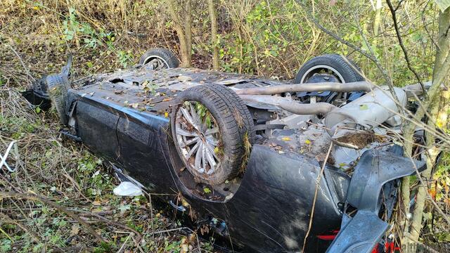 Das Fahrzeug im Graben. | Foto: FF Althofen