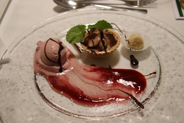 Als Dessert gab es Uhudlereis und Mousse au Chocolat. | Foto: Martin Wurglits