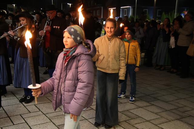 Feierlicher Aufmarsch zum großen Zapfenstreich vor dem Gemeindeamt.