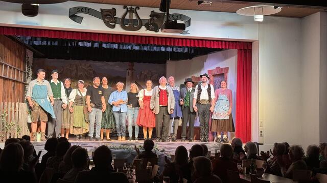Gekonnt inszeniertes Bauerntheater, das mit humorvollen Charakteren und einer zeitlosen Botschaft das Publikum begeistert. | Foto: Volksbühne Mils