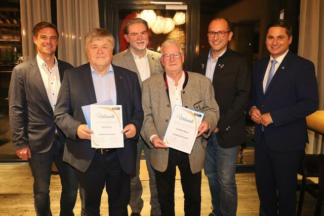 Den beiden „Gold-Buam“ Karl Amon (2.v.l.) und Gerhad Hauer (4.v.l.) gratulierten Reinhard Litschauer, Bez.Obmann Peter Hüttl, Obmann Stefan Keusch und NRAbg. Lukas Brandweiner (v.l.). | Foto: Herbert Gschweidl