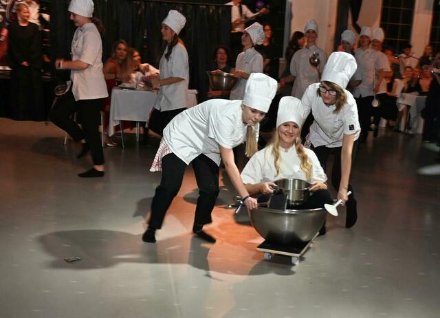 Zusammenhelfen, füreinander einstehen, Grundkompetenzen jeder Arbeit und Fähigkeiten für die Zukunft verpackt in die Choreographie der Mitternachtseinlage | Foto: Bettina Seidl