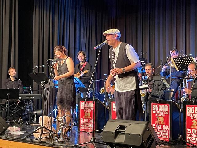 Sängerin Katrin Kanya und Fredi Lang (musikalischer Leiter) führten das Publikum charmant durch den Abend (v. li.). | Foto: RMSt/Monika Wilfurth