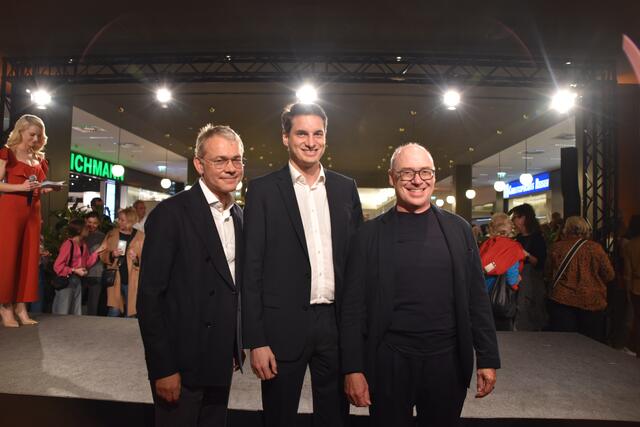 Stefan Rutter, Bgm. Michael Riedhart und Christian Harisch (v.l.) feierten den Zwanziger des Einkaufszentrums.  | Foto: Barbara Fluckinger
