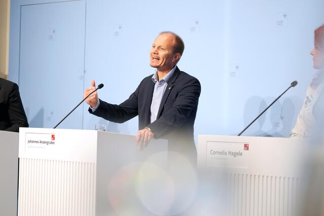 Bgm Anzengruber: „Ziel der Initiative ist es, 100 Leben mehr nach einem Herzstillstand zu retten.“ | Foto: © Land Tirol/Neuner