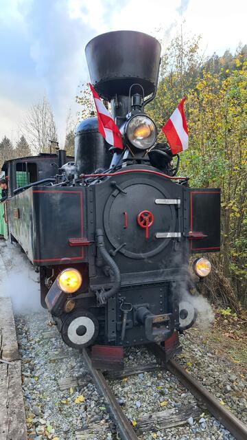 Anlässlich des Nationalfeiertags war die U8 wieder mit österreichischen Fahnen geschmückt.