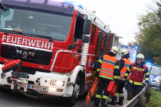 Transportercrash zwischen Wels und Gunskirchen: Drei Fahrzeuge wurden beschädigt und die Wiener Straße musste gesperrt werden. | Foto: laumat.at