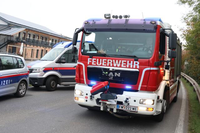 Transportercrash zwischen Wels und Gunskirchen: Drei Fahrzeuge wurden beschädigt und die Wiener Straße musste gesperrt werden. | Foto: laumat.at