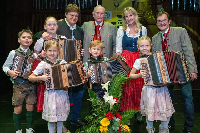 Die regierenden Gruppenstaatsmeister der Musikschule Katolnig mit ihrem Lehrer, Chorleiter Josef Oberdorfer, Chorleiterin Sylvia Brandstätter sowie Solist und Jodlerprofi Otto Kogler. | Foto: Dieter Arbeiter