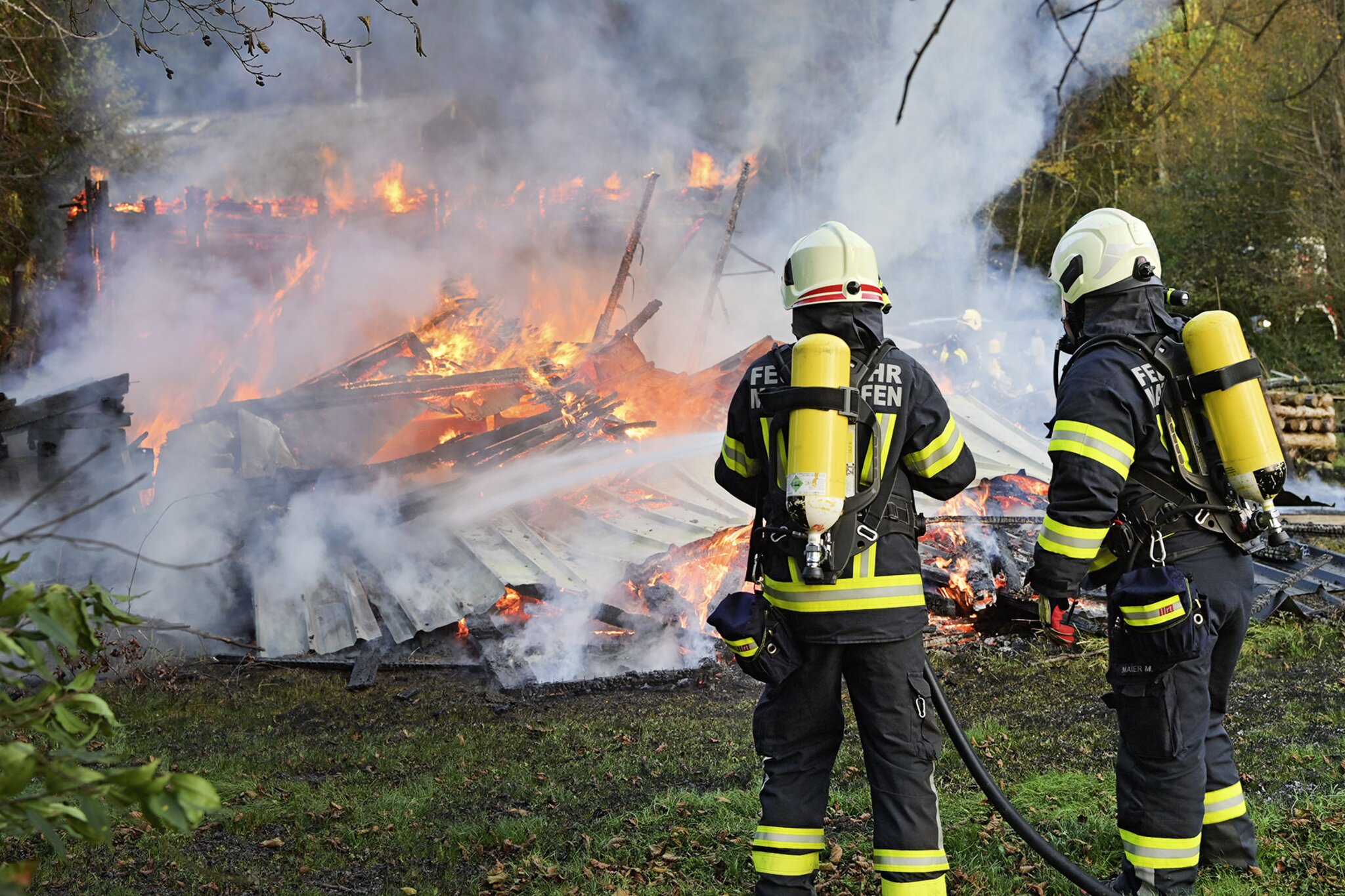 Einsatz für drei Feuerwehren: Holzhütte stand in Vollbrand - Braunau
