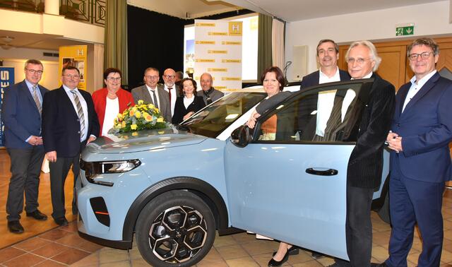Pfarrer Jerome Ciceu segnete das neue E- Auto vom Hilfswerk. | Foto: Herbert Schleich