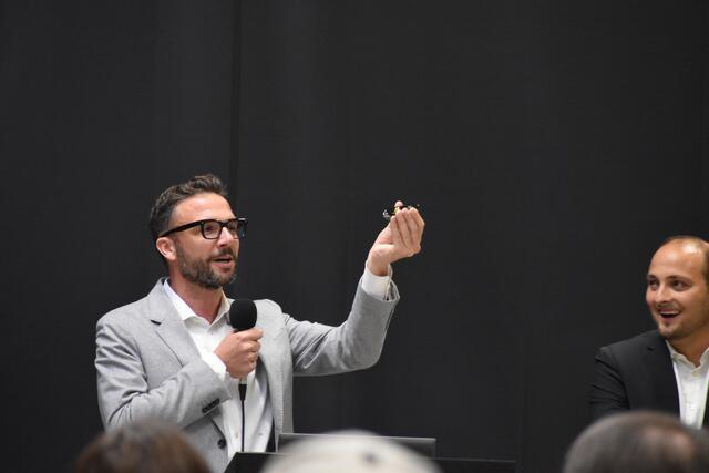 "Der Kunde kauft bei uns die Maschine der Zukunft", sagt Geschäftsführer Daniel Schöpf. | Foto: Barbara Fluckinger