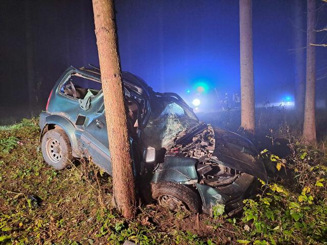 Heftiger Unfall bei Kottes: Durch den dichten Nebel war ein Transport des schwer verletzten Mannes mit dem Notarzthubschrauber nicht möglich. | Foto: FF Kottes