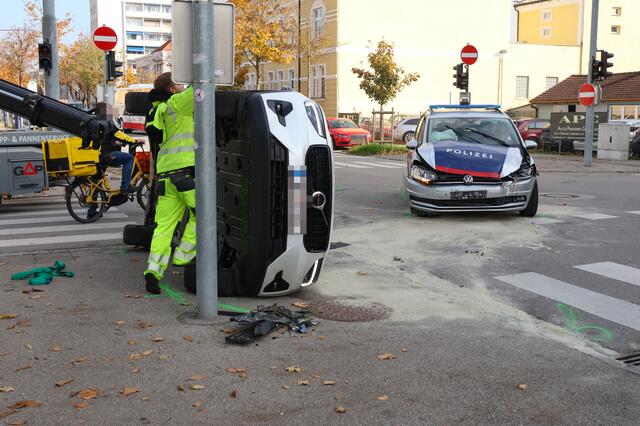 Schwerer Crash auf der Eisenhowerstraße in der Welser Innenstadt: Der Zusammenstoß zwischen einem Polizeiauto und einem Volvo forderte fünf Verletzte. | Foto: laumat.at