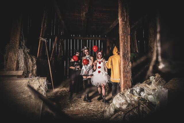 Pennywise aus "Es", Wednesday Addams aus "Wednesday" oder "Beetlejuice" sind beliebte Serien, die auch heuer wieder Vorlagen für Halloween-Kostüme bieten.
 | Foto: Michael Smolle