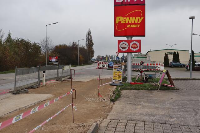 Auch zwischen Kalsdorf und Feldkirchen laufen die Arbeiten für den Geh- und Radweg auf Hochtouren. Das Bild zeigt die Baustelle auf Höhe vom Lagerhaus Kalsdorf in Richtung Süden. | Foto: Edith Ertl