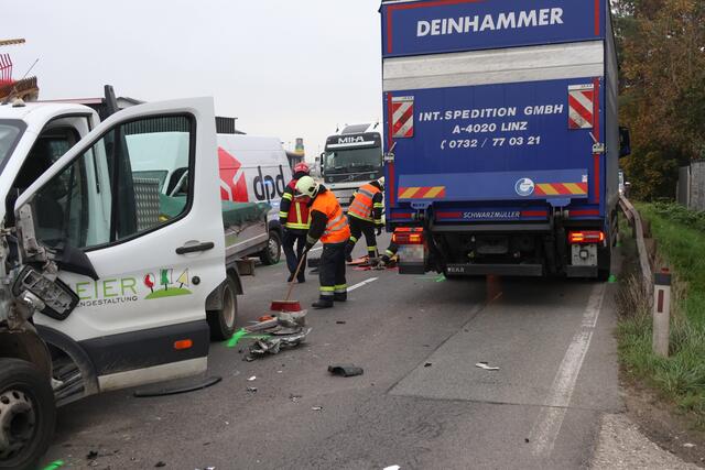 Transportercrash zwischen Wels und Gunskirchen: Drei Fahrzeuge wurden beschädigt und die Wiener Straße musste gesperrt werden. | Foto: laumat.at