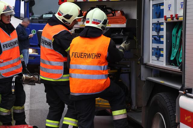 Transportercrash zwischen Wels und Gunskirchen: Drei Fahrzeuge wurden beschädigt und die Wiener Straße musste gesperrt werden. | Foto: laumat.at