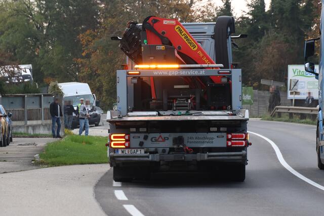 Transportercrash zwischen Wels und Gunskirchen: Drei Fahrzeuge wurden beschädigt und die Wiener Straße musste gesperrt werden. | Foto: laumat.at
