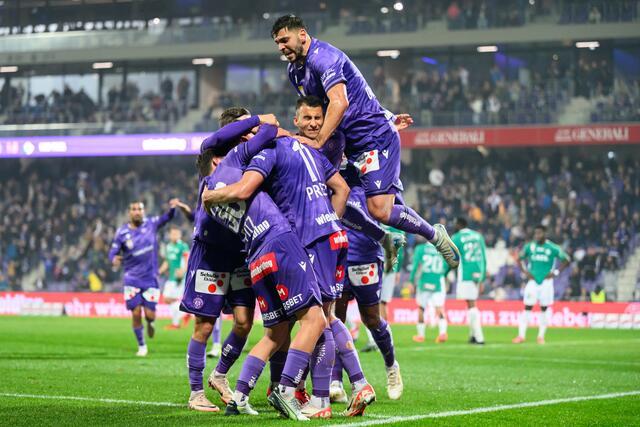 Die Veilchen hatten einen Grund zum Feiern: Am Wochenende gab es ein 3:0 gegen Tirol. | Foto: MAX SLOVENCIK / APA / picturedesk.com