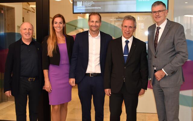 Stadtpfarrer Michael Struzynski, Petra Schmidberger (Vorstandsmitglied der Sparkasse Kitzbühel), Thomas Hechenberger (Vorstandsvorsitzender der Sparkasse Kitzbühel), Josef Mimm (Filialleiter der Sparkasse Kitzbühel-Vorderstadt) und Bürgermeister Klaus Winkler (v. li.). | Foto: Johanna Bamberger